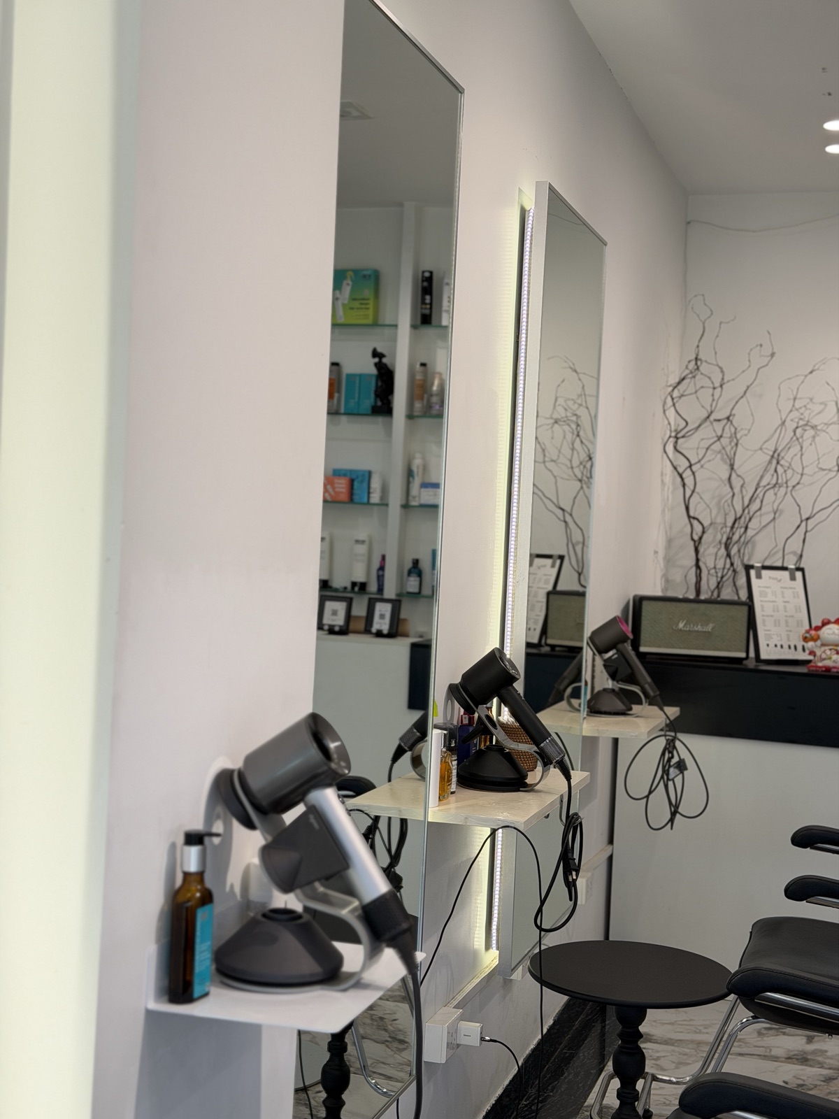 Góc làm việc tại Tus Hair Studio