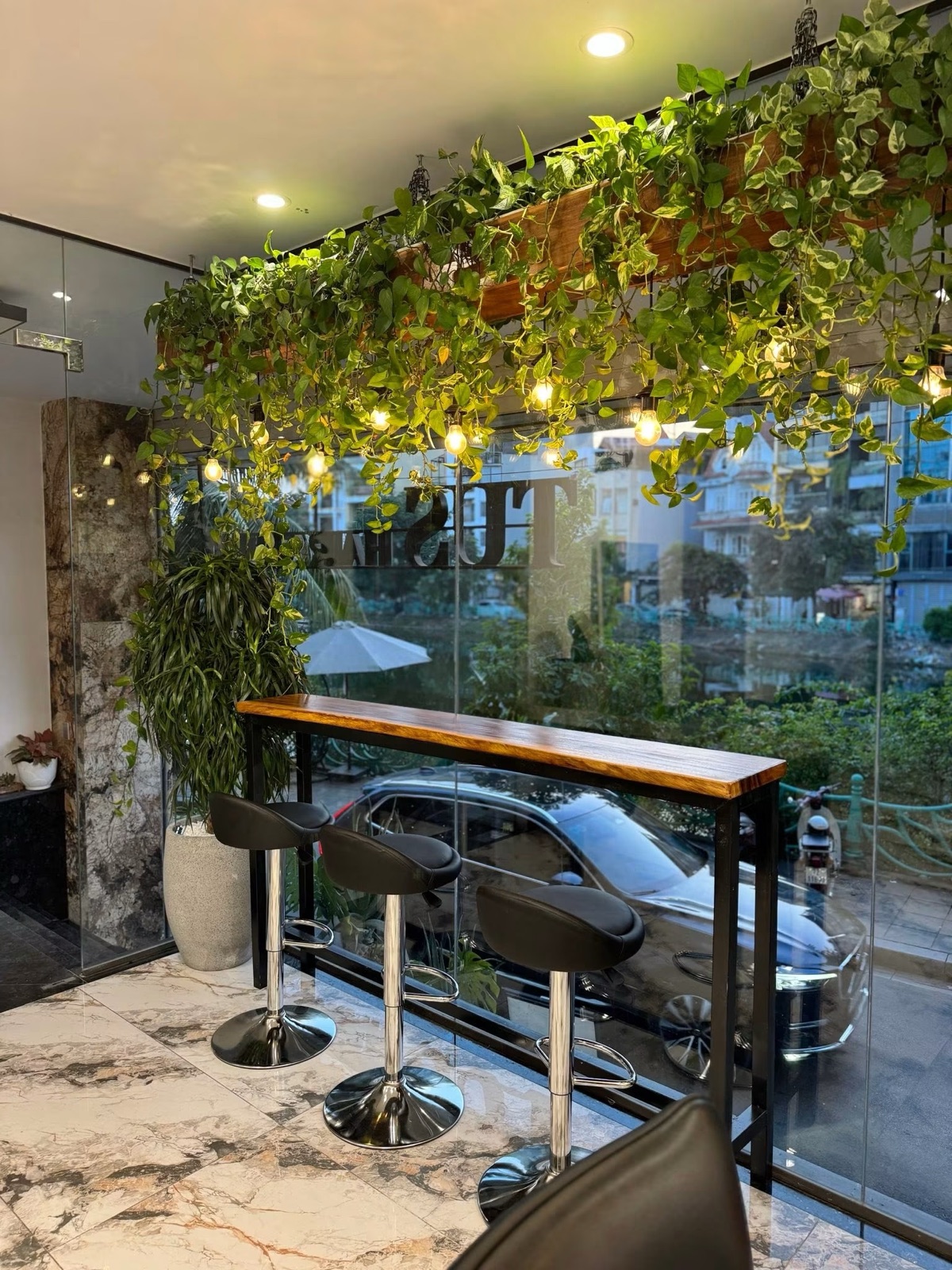 Khu lounge tại Tus Hair Studio
