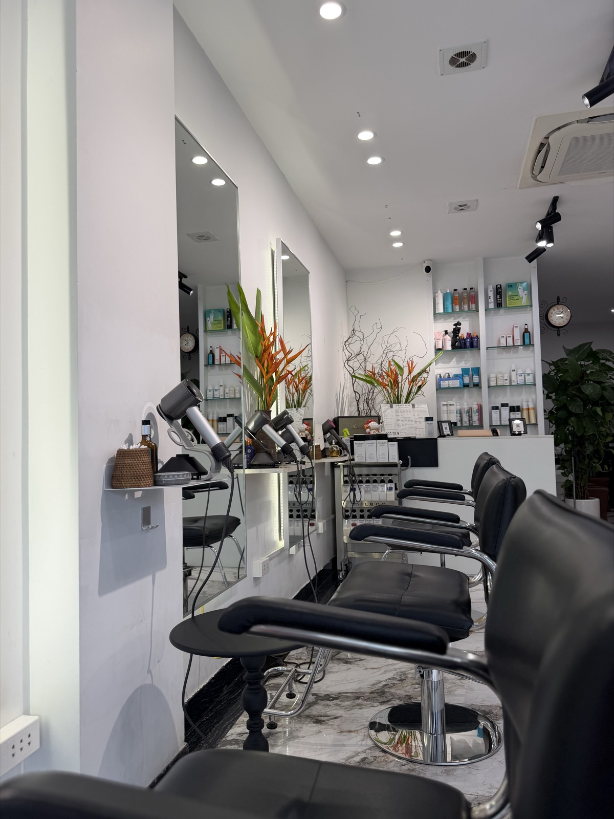 Khu vực ghế cắt tại Tus Hair Studio