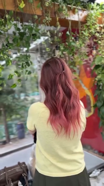 Buổi làm tóc tại Tus Hair Studio — gội, sấy tạo kiểu và mái tóc hoàn thiện dưới giàn cây
