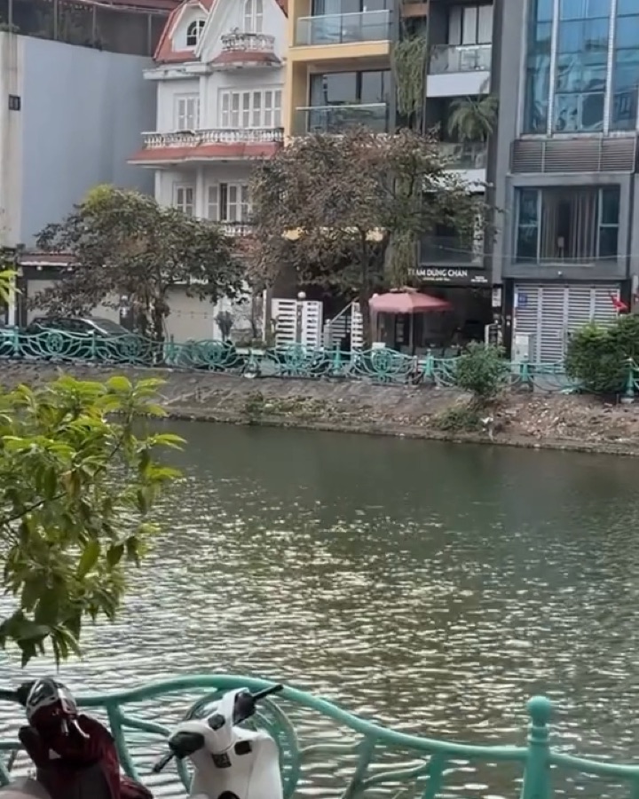 Mặt hồ với lan can xanh ngay trước cửa salon trên phố Yên Hoa