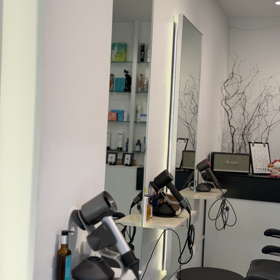 Hai ghế cắt với gương đứng và máy sấy tại khu tạo kiểu