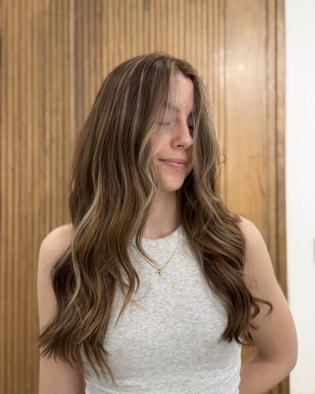 Khách hàng với mái tóc balayage nâu khói được thực hiện tại Tus Hair Studio