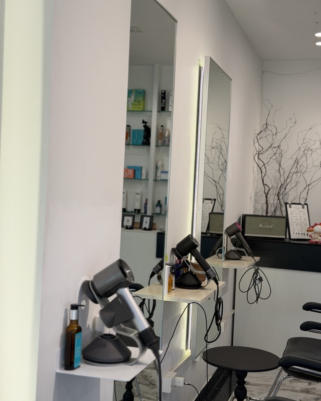Khu vực ghế cắt và gương của Tus Hair Studio